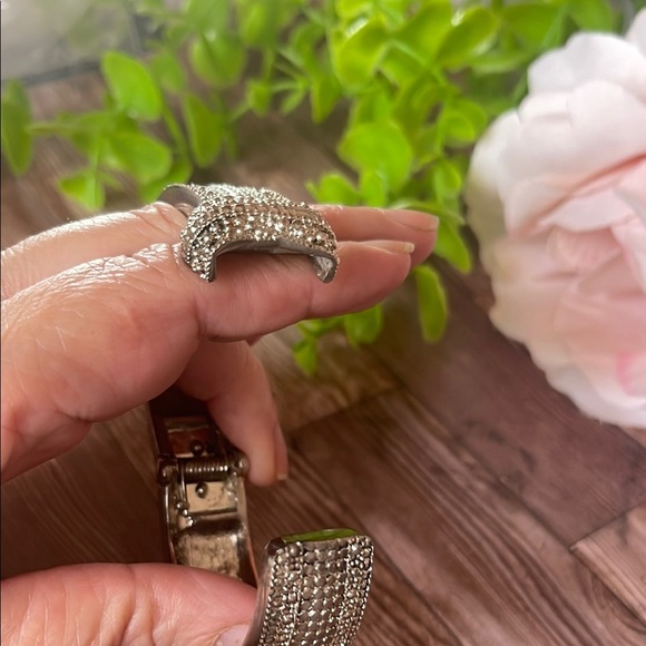 Chic Silver Textured Bracelet - Picture 3 of 10